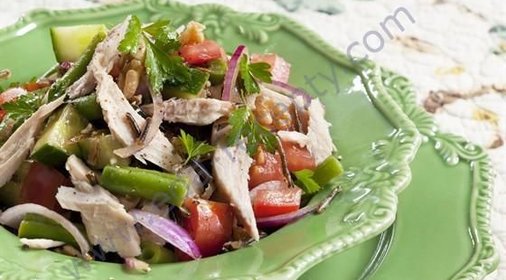 Салат с тунцом и помидорами