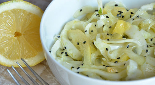 Салат из фенхеля с лимоном и кунжутом
