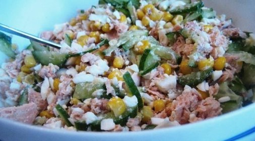 Салат с горбушей и кукурузой