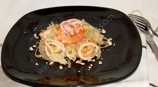 Салат с рисовой лапшой