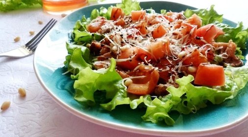 Салат с форелью и кедровыми орешками