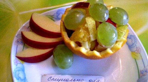Фруктовый салат в корзинке