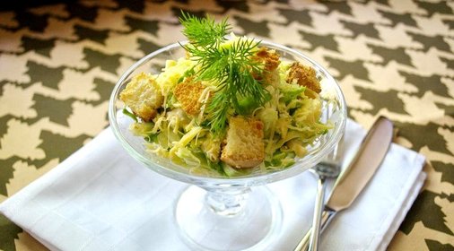 Овощной салат с курицей и сухариками