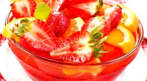 Клубнично-апельсиновый салат с базиликом