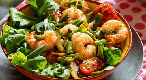 Салат с морепродуктами и фасолью