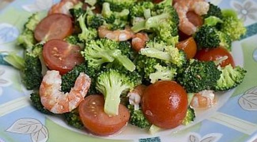 Салат с брокколи, помидорами и креветками Весна у моря
