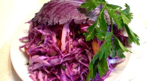 Салат из краснокочанной капусты с помидором