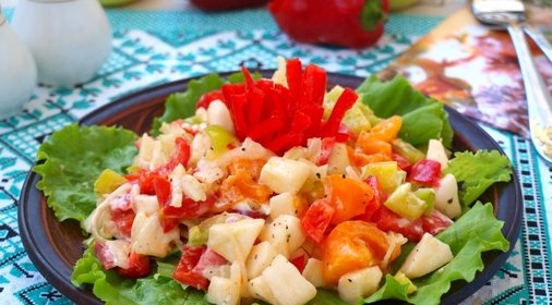 Салат с яблоками, сладким перцем и помидорами