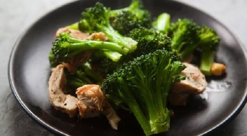 Курица с брокколи и миндалем