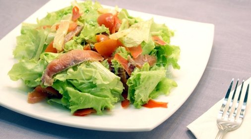 Овощной салат с красной рыбой