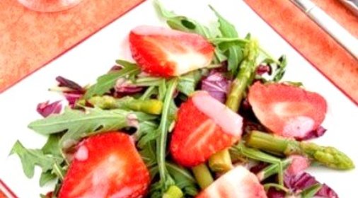 Салат из рукколы и клубники