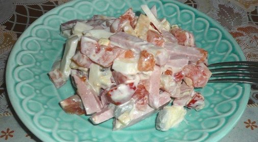 Салат с колбасой и помидорами