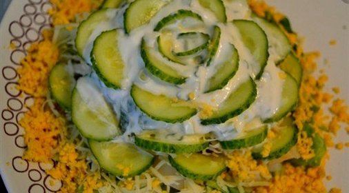 Слоеный салат с кальмарами, грибами и сырной заправкой