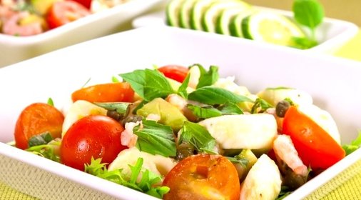 Салат с моцареллой и креветками