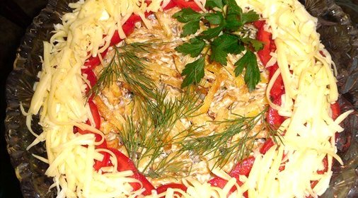 Слоеный салат с мясом и овощами