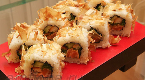 Ролл в стружке тунца Бонито