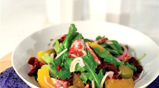 Салат из рукколы с оливками, вялеными томатами и салями