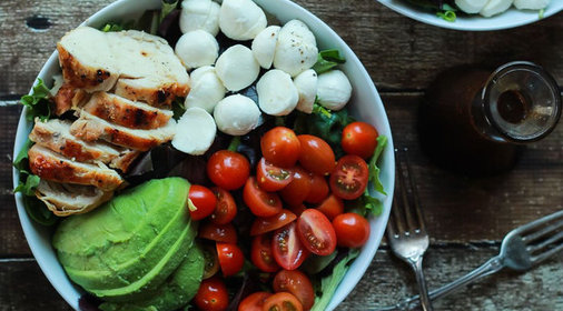 Капрезе с курицей и авокадо за 15 минут