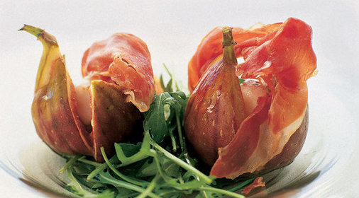 Салат из инжира, пармской ветчины и моцареллы