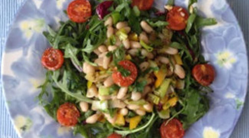 Салат из белой фасоли с овощами и печеными помидорами