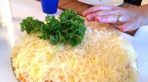Салат с яблоками, морковью, яйцами и сыром