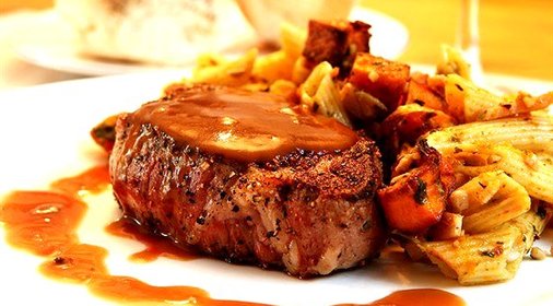 Говяжьи миньоны в соусе из красного вина и хрена