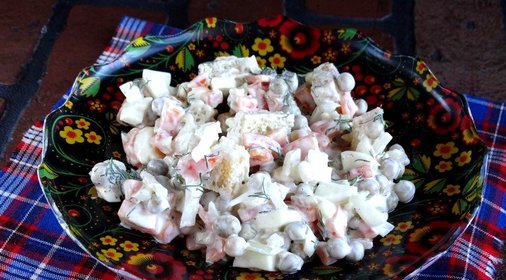 Салат с горошком и сухариками
