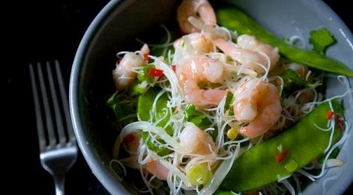 Вьетнамский салат с лапшой и креветками