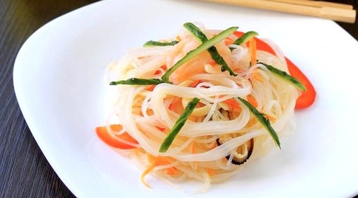 Салат со стеклянной лапшой и овощами
