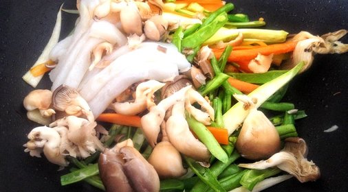 Рапаны с кусочками свинины на воке