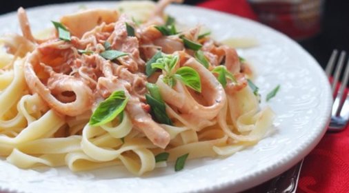 Фетуччини под соусом из крабов и кальмара