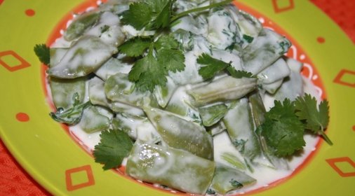 Лоби с чесноком, кинзой и лимонной цедрой в йогурте