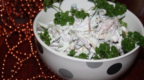 Легкий праздничный салат с языком, орехами и каперсами