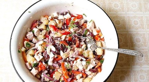 Салат с курицей и фасолью