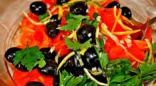 Салат с печеным сладким перцем и оливками