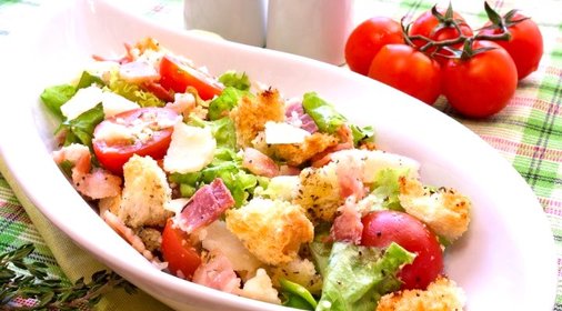 Салат с ароматными сухариками, беконом и пармезаном