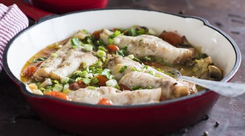 Окунь с луком-пореем, помидорами и грибами
