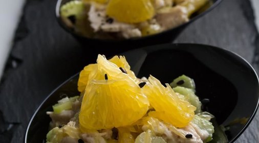 Салат с запеченным куриным филе, сегментами апельсина, сельдереем в ореховом соусе