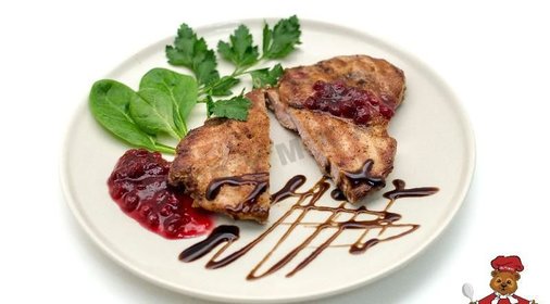 Свинина на гриле с брусничным соусом