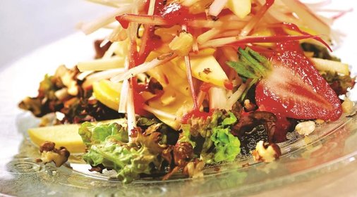 Салат из яблок, клубники и ревеня с грецкими орехами