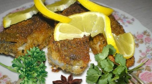 Жареный вомер в панировке из пряных трав