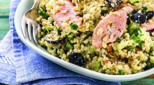 Салат из копченой рыбы с кальмарами и булгуром