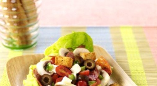 Салат с грибами, салями и сыром