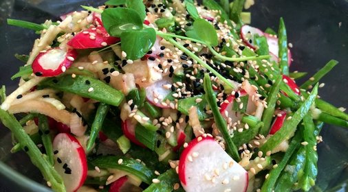 Весенний салат из горошка и редиса с кунжутом