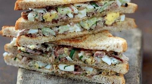 Сэндвич с яичным салатом и цесаркой