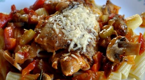 Курица кусочками с овощами в духовке