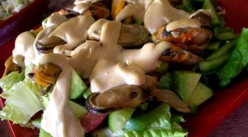 Салат с мидиями и овощами