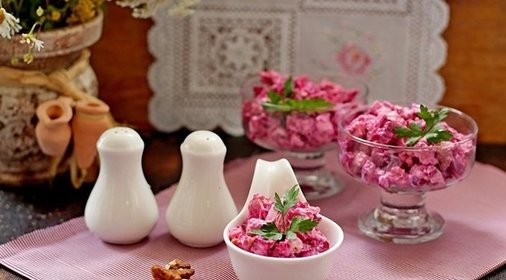 Салат с курицей и свеклой