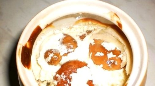 Грибы в сметане в горшочке