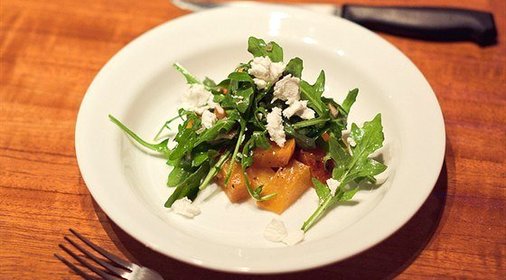 Салат из желтой свеклы с зернами граната и фетой